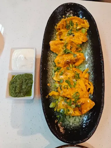 Chicken tikka with chutney and lemon