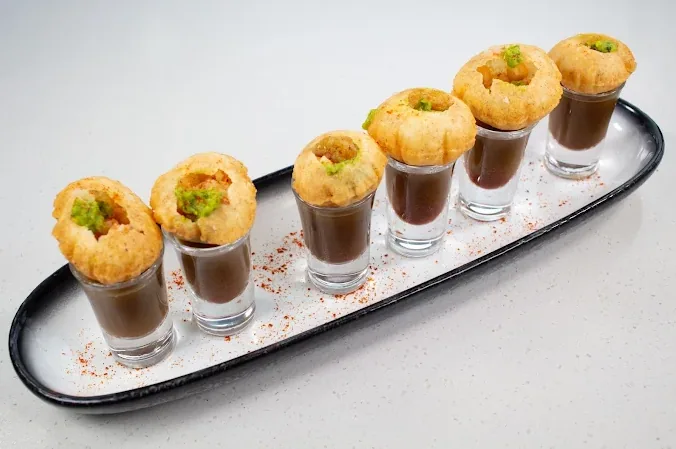 Crisp gol gappe / pani puri shells with chutneys